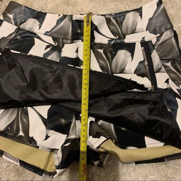 Beulah Black white floral faux leather skirt Sz M - Picture 8 of 8